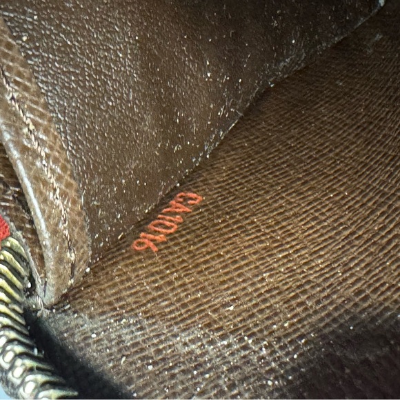 Louis Vuitton
Damier Pattern Zippy Wallet - Picture 14 of 17